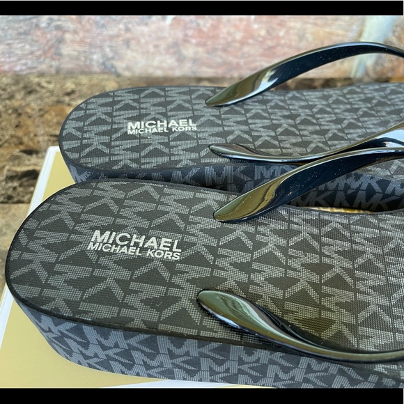 MICHAEL Michael Kors  Bedford Platform Flip flops - Picture 7 of 13